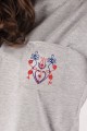 T-shirt szary z haftem spiskim
