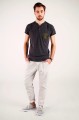 T-shirt grafitowy z haftem spiskim