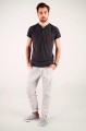 T-shirt grafitowy z haftem spiskim