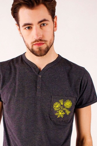 T-shirt grafitowy z haftem wilanowskim