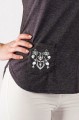 T-shirt grafitowy z haftem spiskim