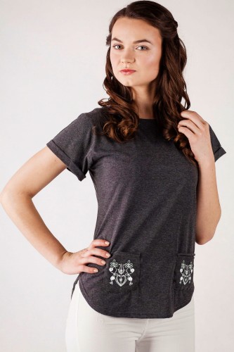 T-shirt grafitowy z haftem spiskim