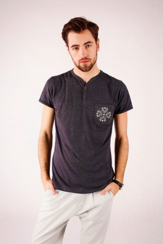 T-shirt grafitowy z haftem krakowskim