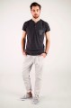 T-shirt grafitowy z haftem spiskim